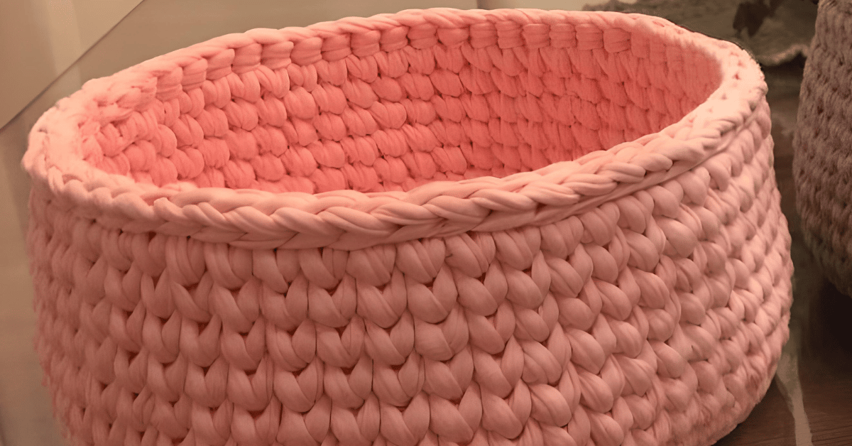 Faça o lindo cesto de crochê redondo rosa de crochê fácil e prático