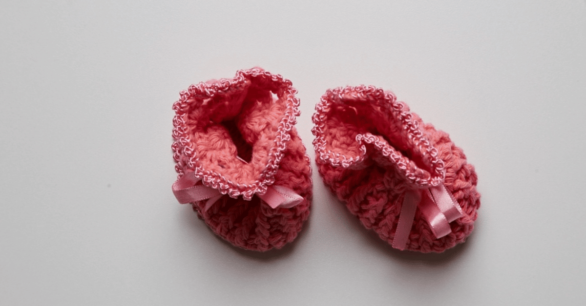 Faça o lindo sapatinho de crochê para bebê rosa: Passo a passo com gráficos