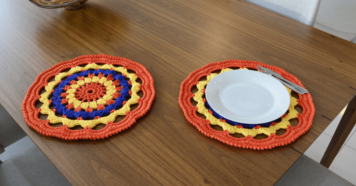 Faça o lindo sousplat em crochê tricolor: Passo a passo com gráficos