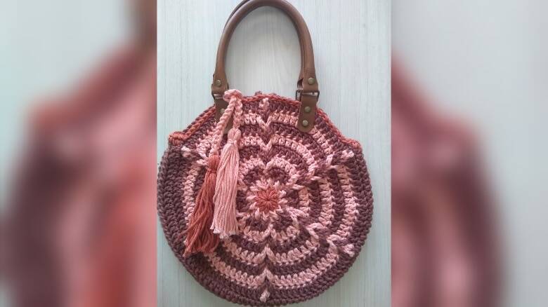 Bolsinha de crochê redonda simples com ponto lindo