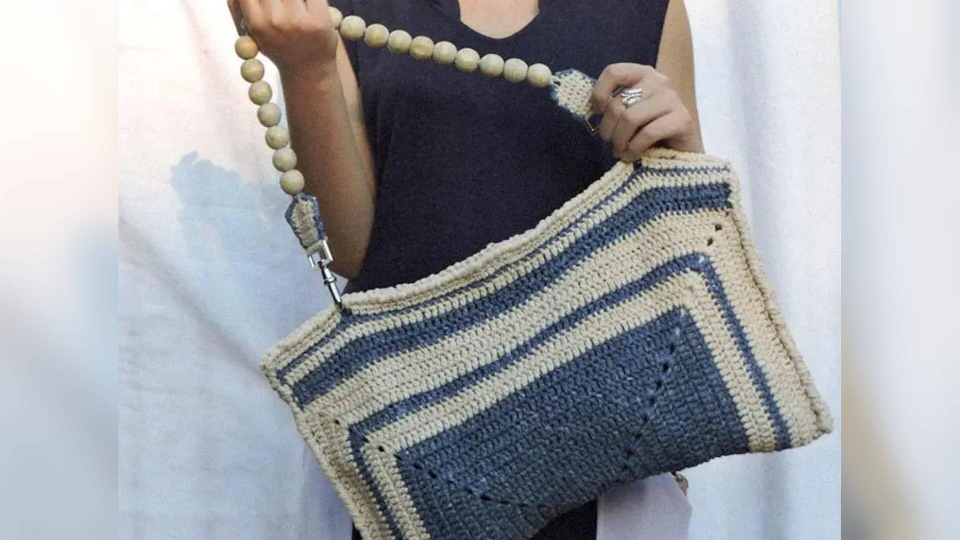 Modelo Inusitado: Bolsa de Crochê Fácil Quadrada Elegante