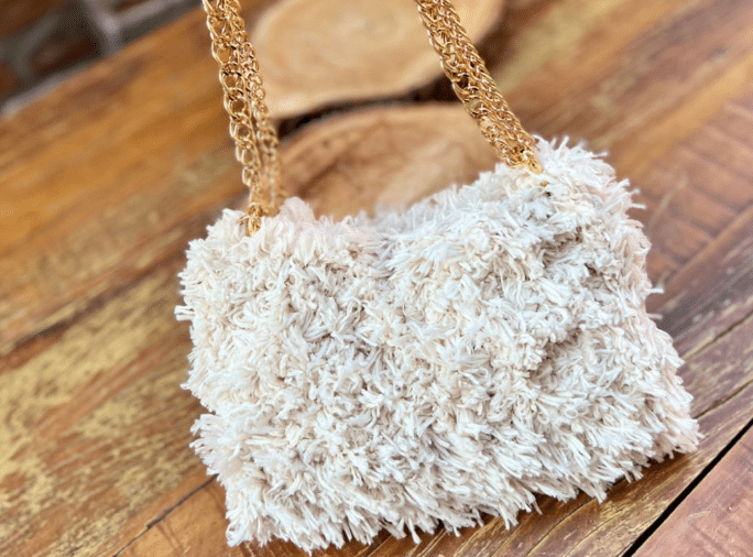 Bolsa de crochê Felpuda: Ideal para ocasiões especiais