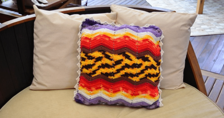 Decore sua casa com essa linda almofada de crochê Chevron