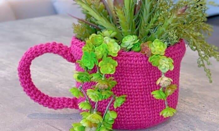 O cesto de crochê Pink vai deixar sua decoração puro charme