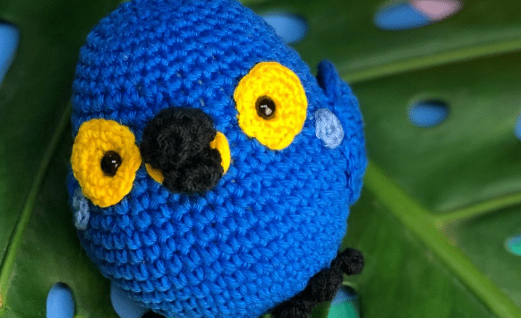Amigurumi de Arara azul crochê 