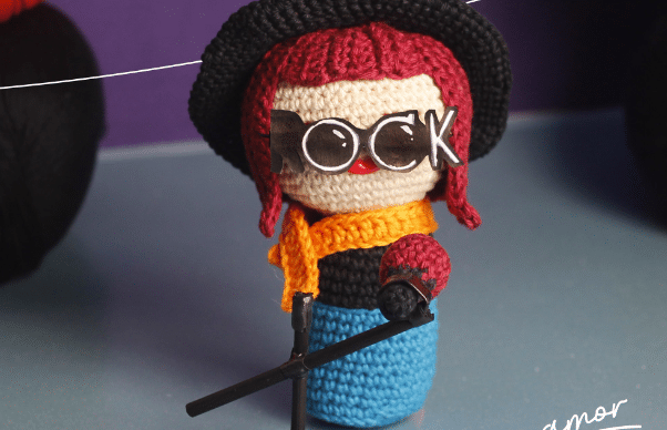 Amigurumi boneca de crochê roqueira!