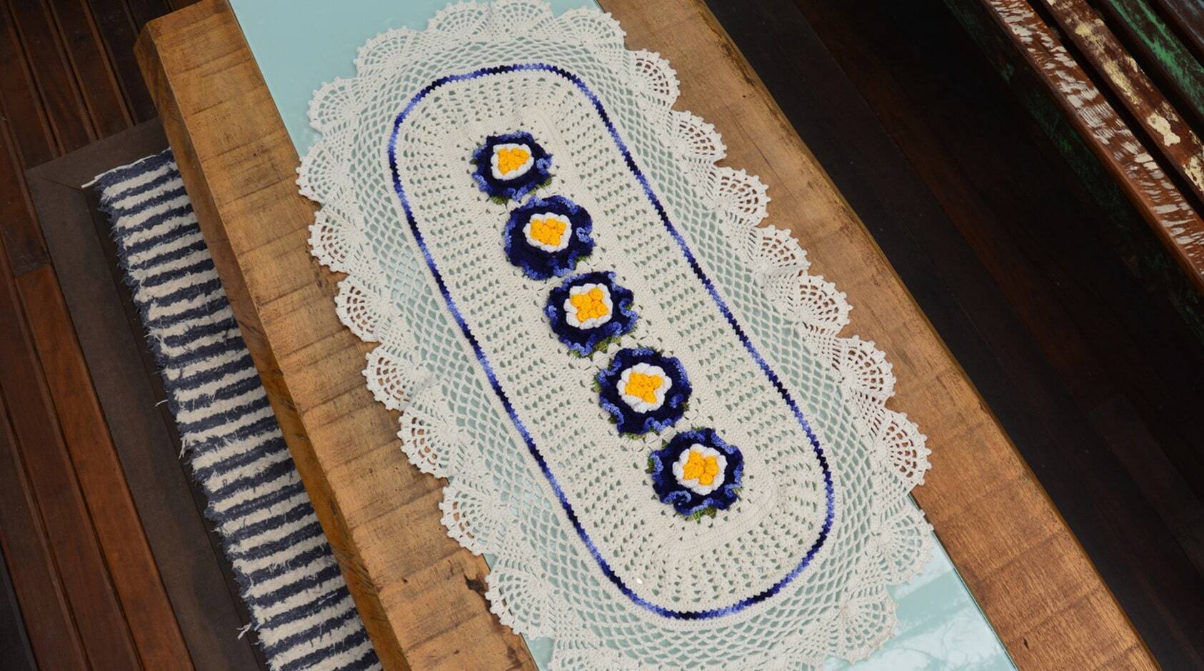 Faça o Trilho de Mesa em Crochê Flores com receita e gráfico