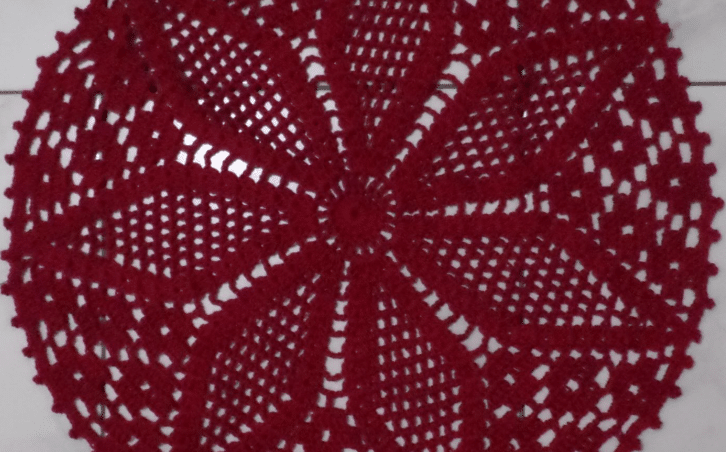 Centro de mesa vermelho de crochê