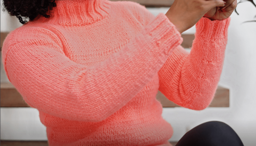 Blusa básica em tricô – Gola alta neon