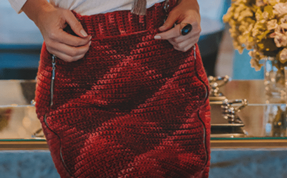 Saia vermelha em color pooling em crochê