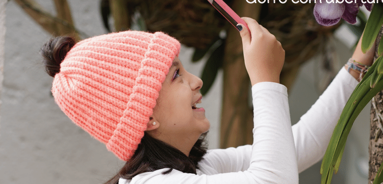 Gorro com abertura de crochê