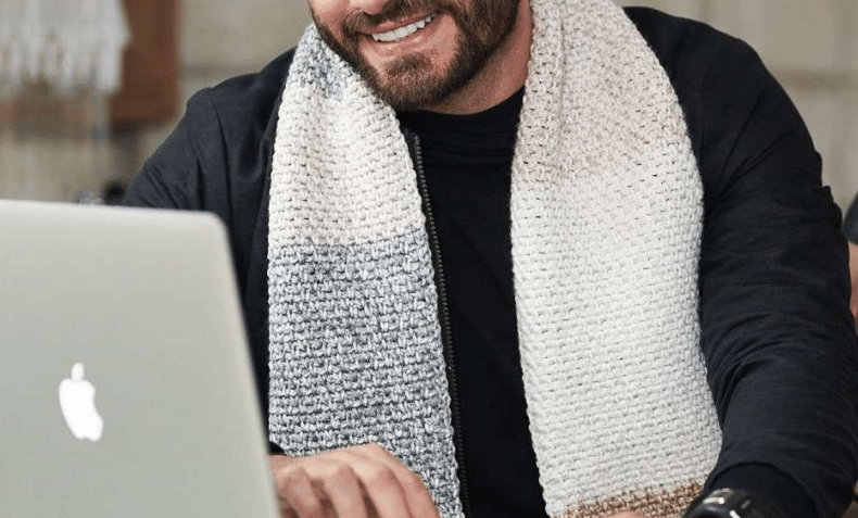 Cachecol degradê marrom de crochê – Cisne Emoción