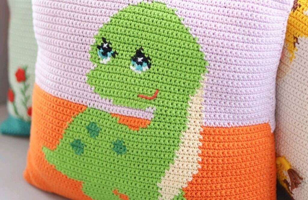Faça a fofíssima Almofada de crochê Dino com receita e gráfico