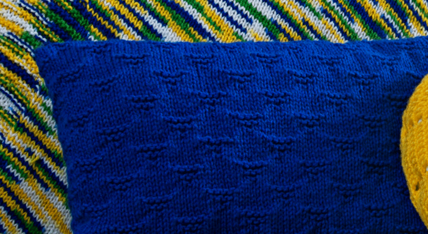Almofada de tricô retangular azul – Cisne D’Primera