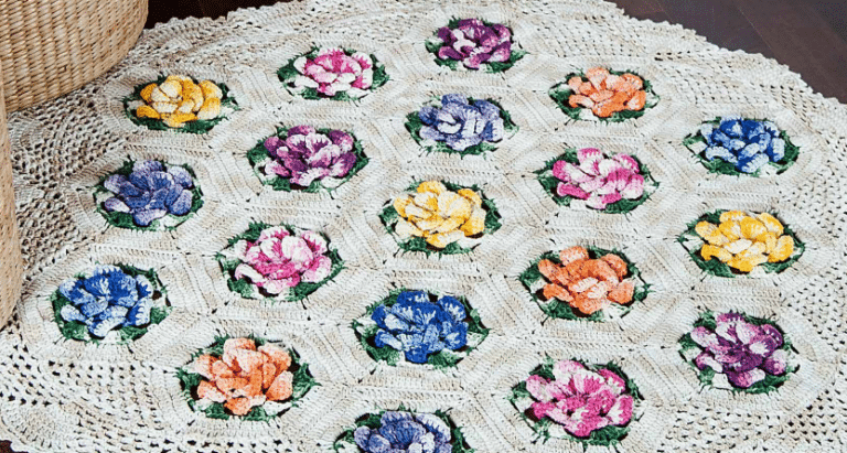 Tapete de crochê com hexágonos com rosas