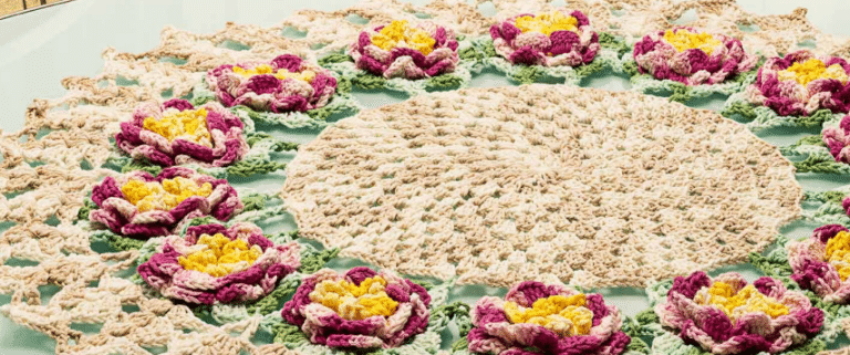 Centro de mesa de crochê redondo com flores dálias