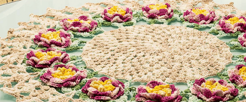 Centro de mesa de crochê redondo com flores dálias