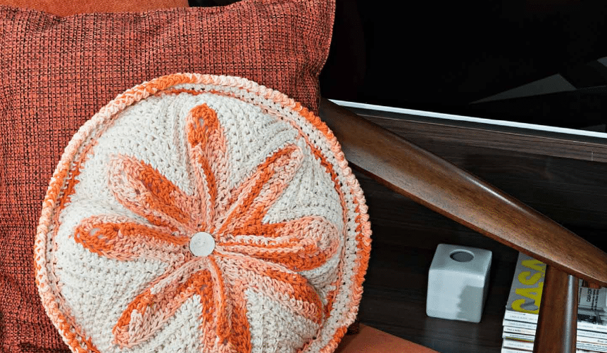 Almofada de crochê laranja e cru floral – Com Gráficos