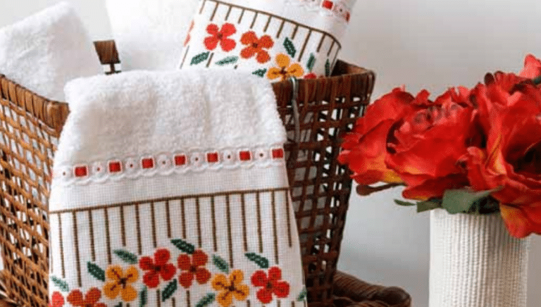 Jogo de banho bordado com flores