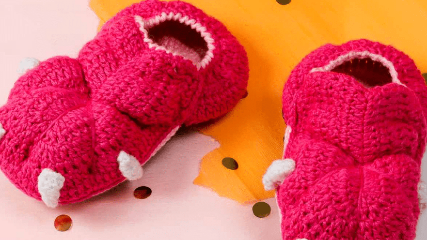 Pantufa infantil de crochê dragão rosa Cisne D’ Primera