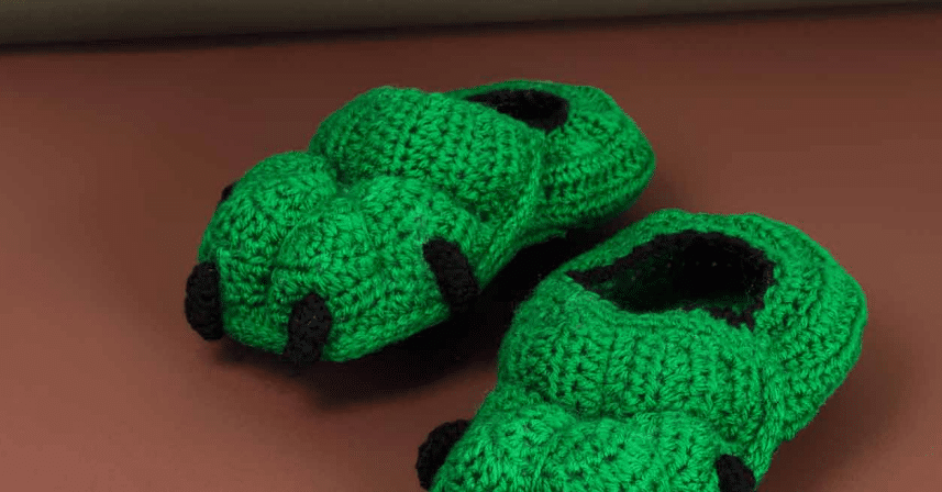 Pantufa de crochê infantil dragão verde