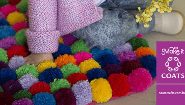 Tapete de pompons coloridos