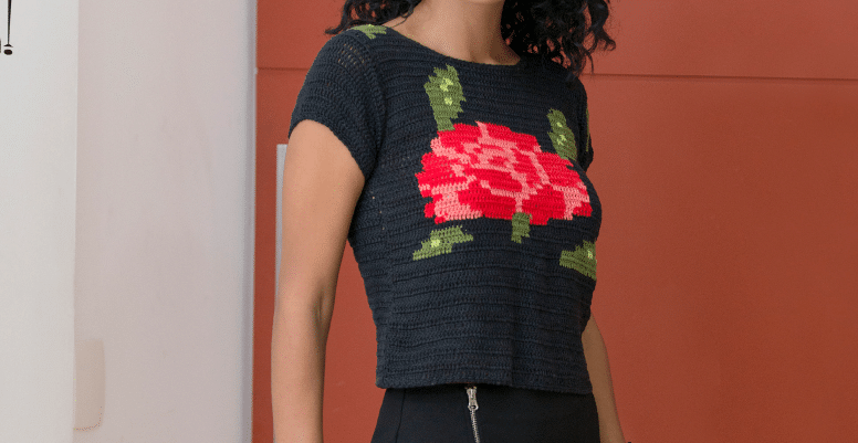 Cropped de crochê preto e floral: Estilo Artesanal