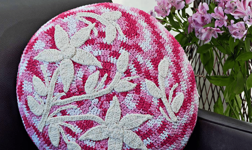 Almofada de crochê rosa matizada flores (Cisne MultiArte)