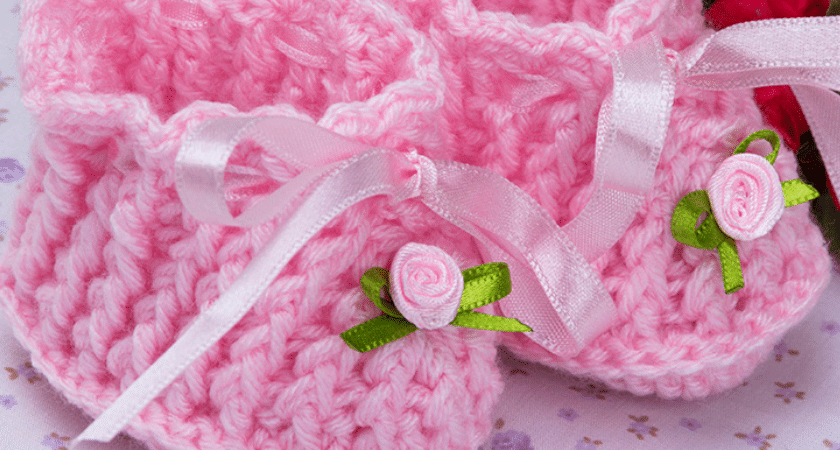 Sapatinho de crochê rosa para bebê