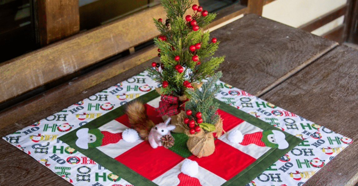 Tradição com Estilo: Centro de Mesa HoHoHo em Patchwork