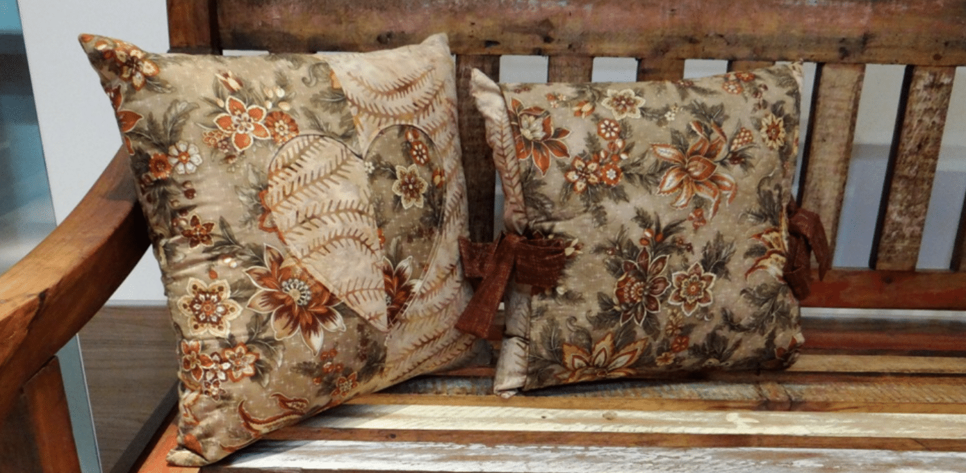 Elegância Patchwork: Almofada Maison e Batik, Uma Fusão de Estilos – COM MOLDE