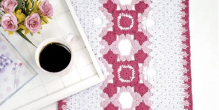 Trilho de Mesa em Crochê Rosa e Branco