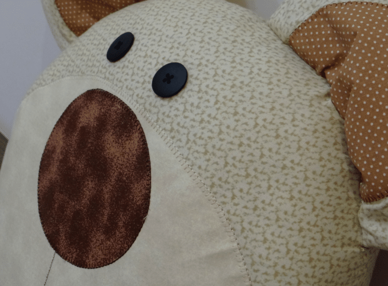 Almofada Urso em Patchwork, uma Ternura Costurada à Mão: Com Gráfico