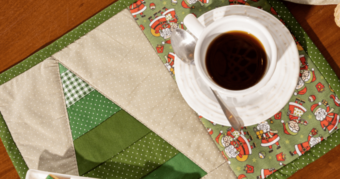 Mug Rug Pinheiro em Patchwork para um Natal Aconchegante