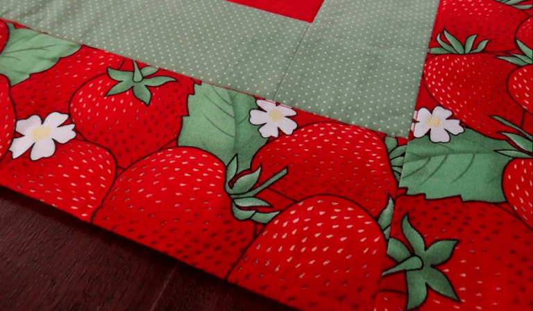 Trilho Morangos em Patchwork: Uma Deliciosa Expressão Artesanal