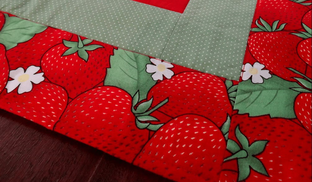 Trilho Morangos em Patchwork: Uma Deliciosa Expressão Artesanal
