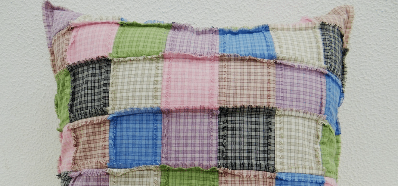 Almofada de Quadradinhos em Patchwork: Uma Explosão de Cores e Conforto