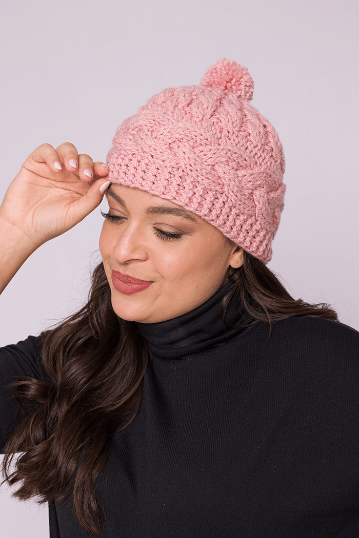 Elegância e Aconchego: O Gorro Cancan de Tricô na Cor “Chá Inglês”