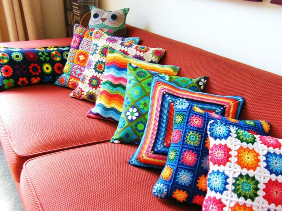 Dê um Toque de Aconchego à sua Casa com Capas de Almofadas de Crochê com Gráficos!