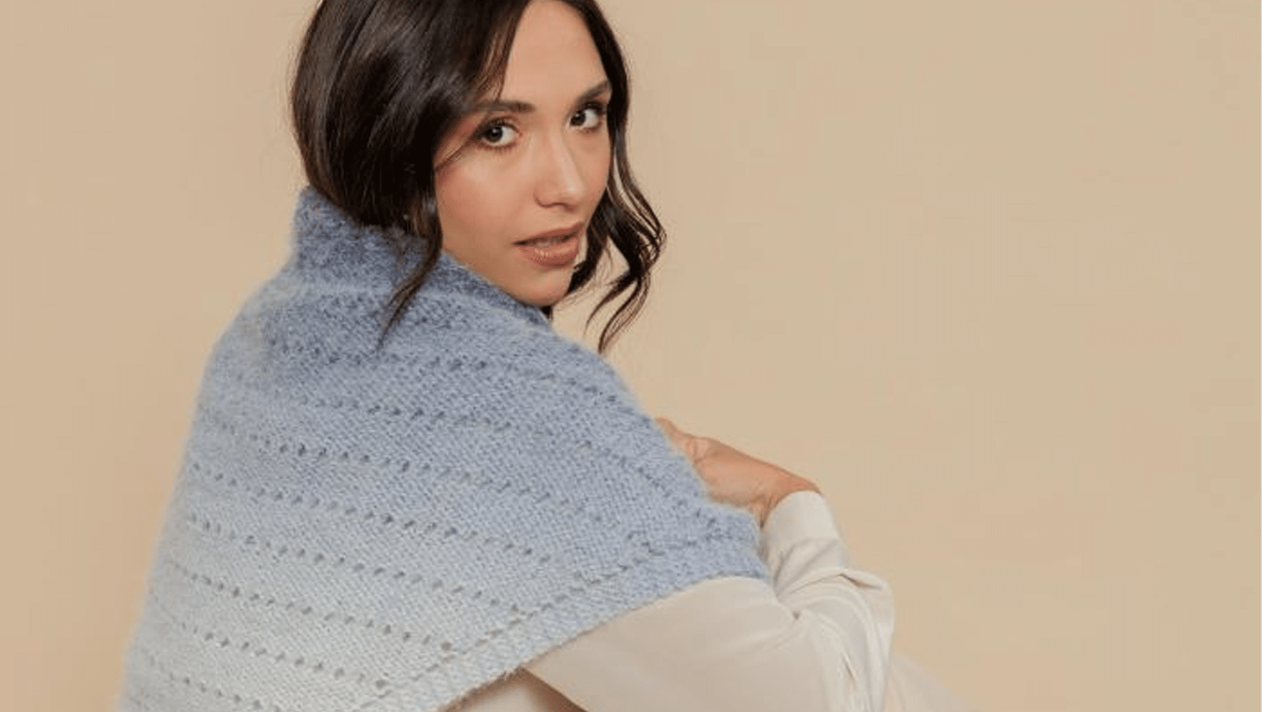 Um Toque Celestial para o Outono: Descubra o Encanto do Xale Marfim Tricotado