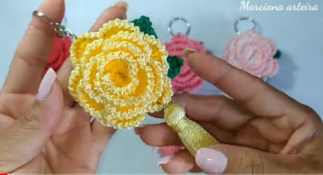 Descubra Como Criar um Encantador Chaveiro de Rosa em Crochê com Tampinha de Garrafa PET: Reciclagem Criativa!