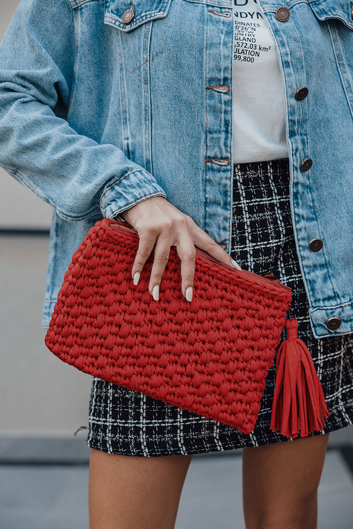 Clutch Carmim: Elegância e Versatilidade em uma Peça de Destaque!
