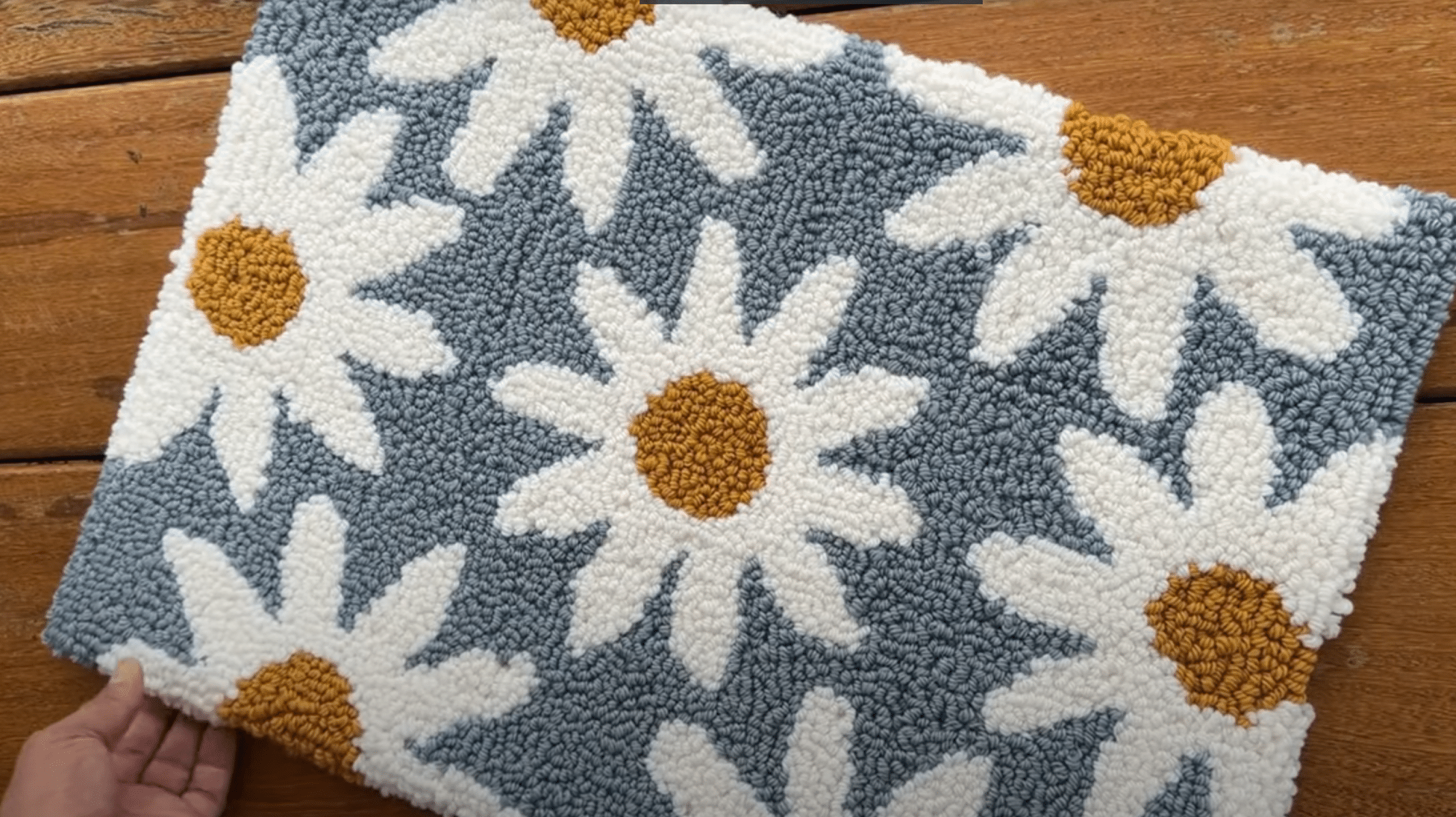 Tapete de Margaridas em Punch Needle: Delicadeza e Estilo para Sua Casa