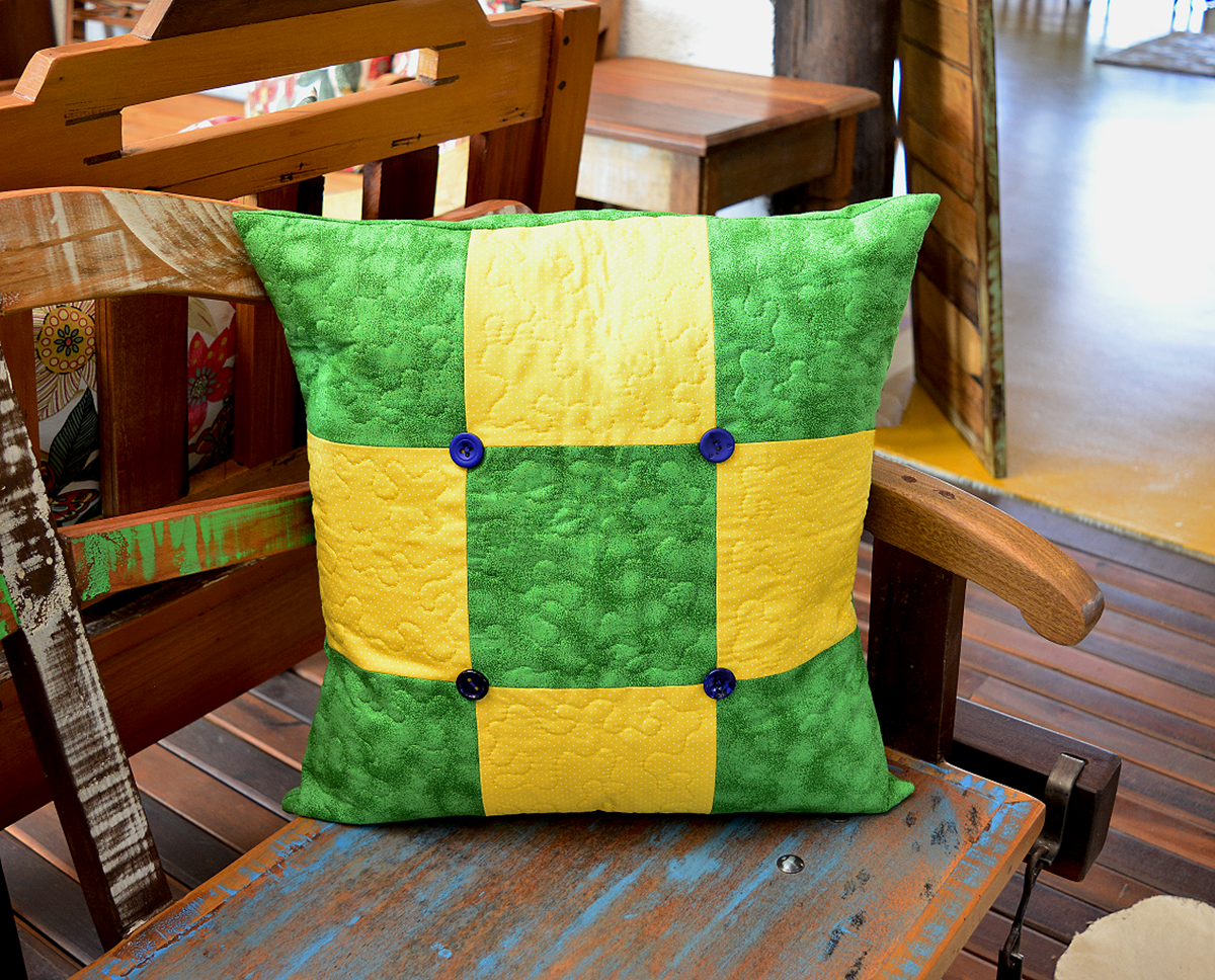Almofada Verde e Amarela em Patchwork: Um Toque Charmoso