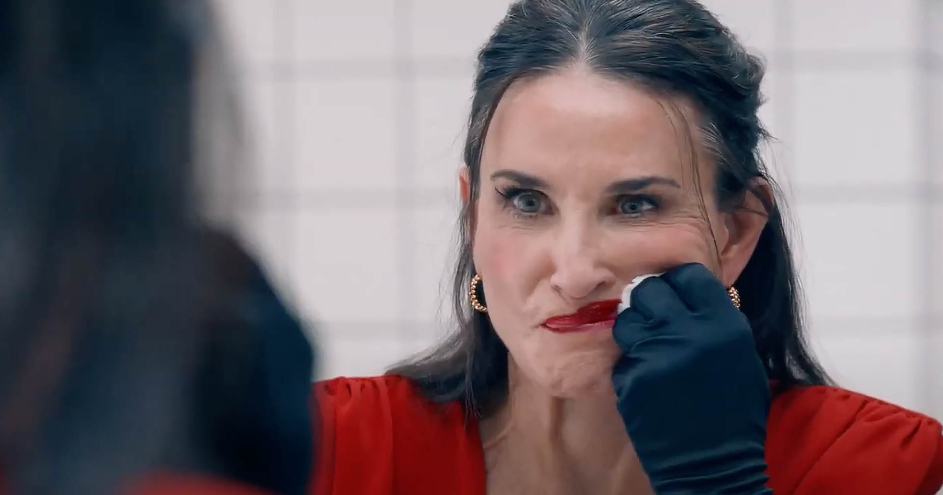 A Substância:  Filme de Demi Moore que representa sua vida  e ataca o Etarismo que Afeta muitas Mulheres!