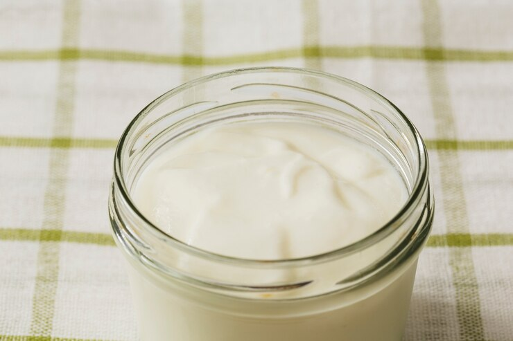 Como fazer um delicioso e consistente iogurte natural caseiro com leite em pó
