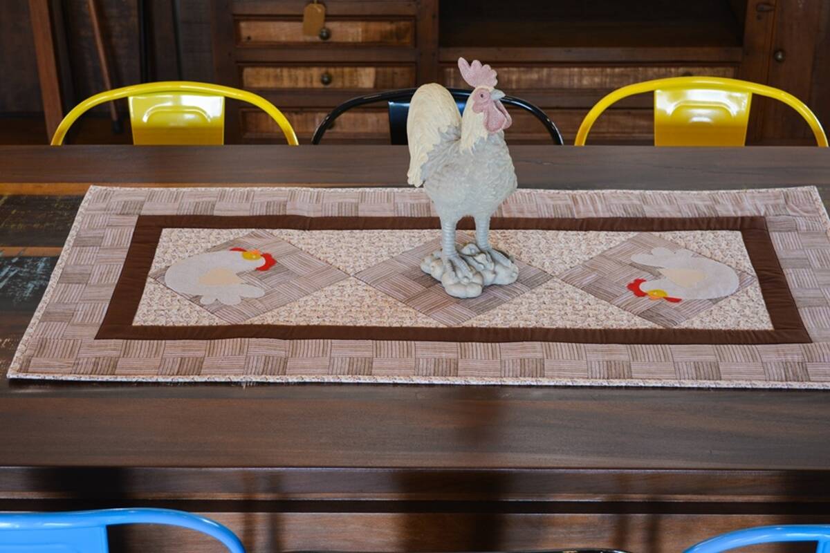 Trilho de Mesa Galinhas em Patchwork: Aprenda a Fazer o Seu!