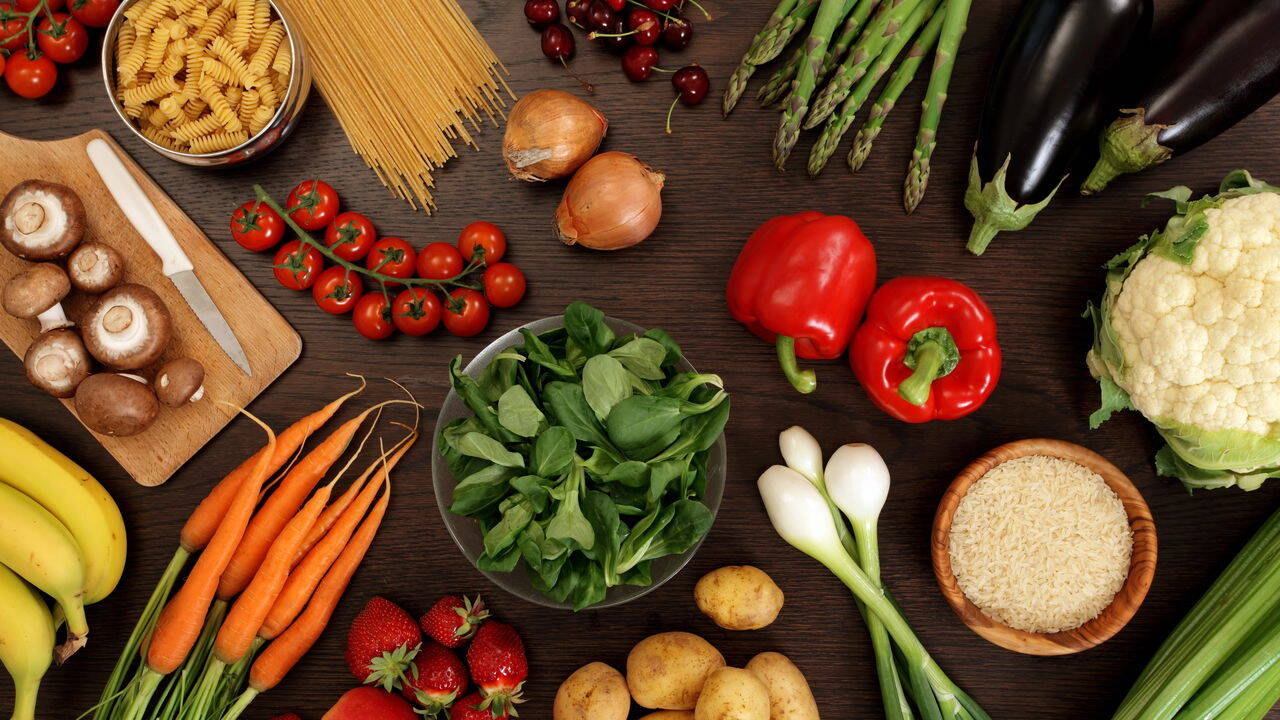 Alimente sua autoestima: como a nutrição impacta sua saúde mental.