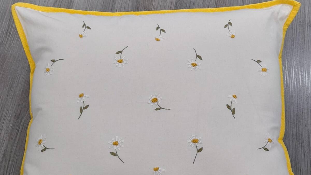 Almofadas Bordadas de Margaridas: Decore Sua Casa!