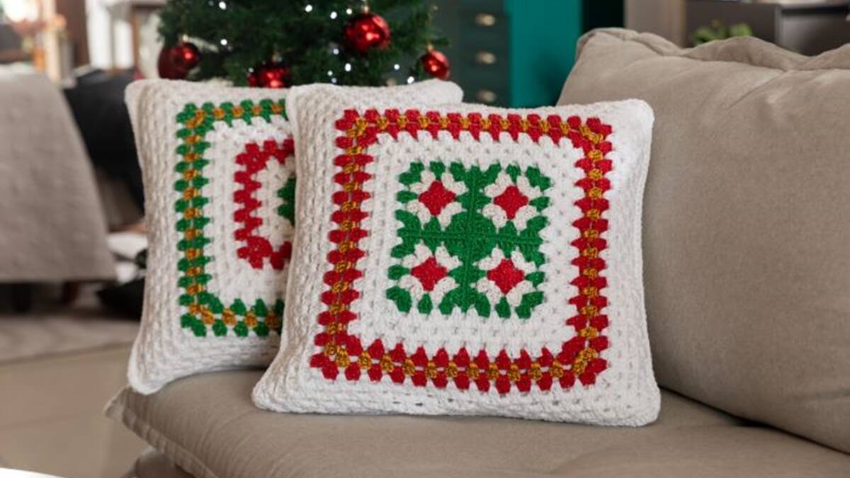 Almofada de Crochê Natalina: Enfeite Seu Natal Com Essa Peça!